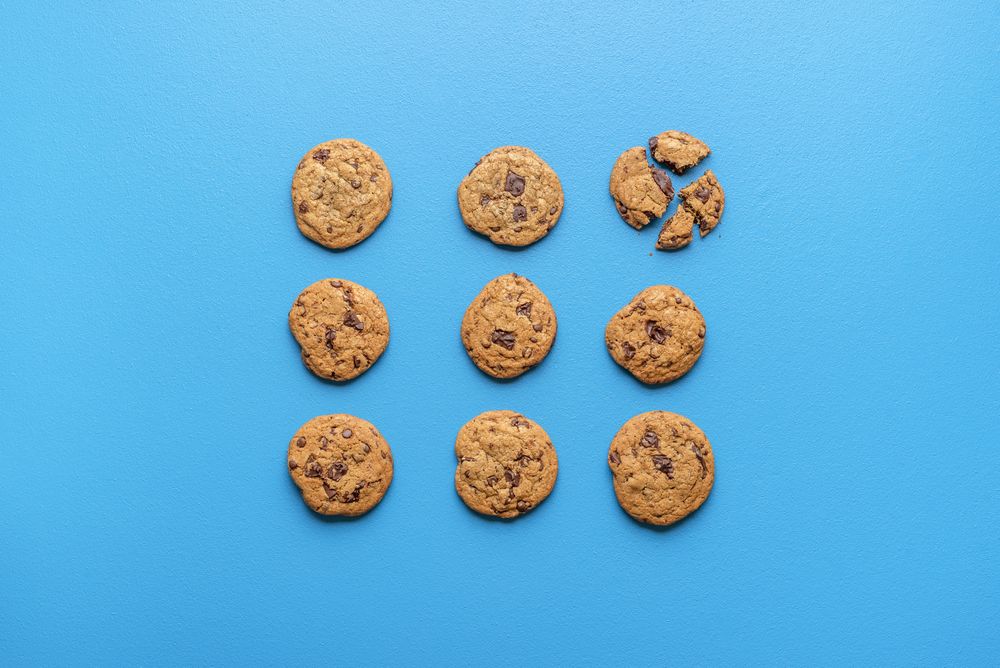 Chocolate chip cookies symmetrically aligned