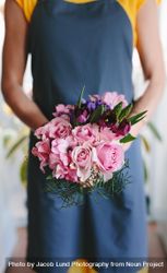 Female florist holding mixed flower bouquet in hand 4Mmra4