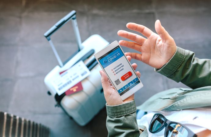Hands holding a mobile with denied covid passport