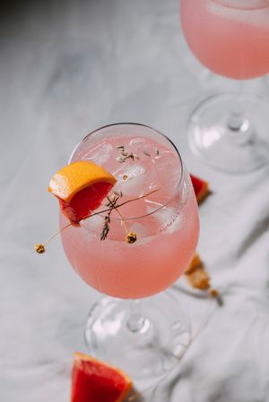Cocktail grapefruit. Alcoholic beverage with ice