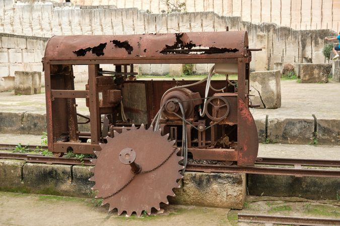 Mechanism on rails with belt from engine