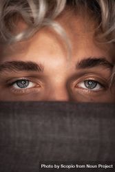 Young man's sad blue eyes 4Mkel0