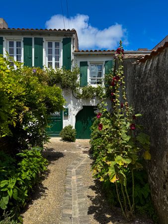 Path to side alley on la Grande Rue, La Couarde-sur-Mer, France