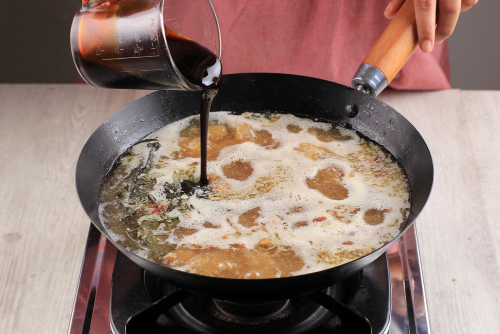Add Sweet Soy Sauce to the Pan, Cooking Process Making Delicious Food