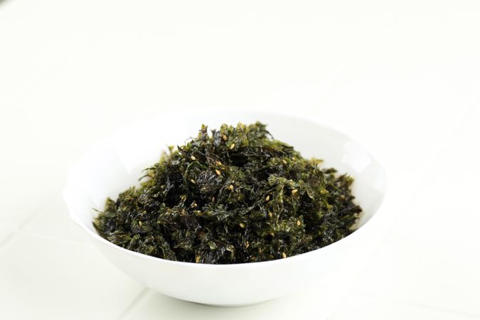 Roasted spiced nori flakes with sesame seed