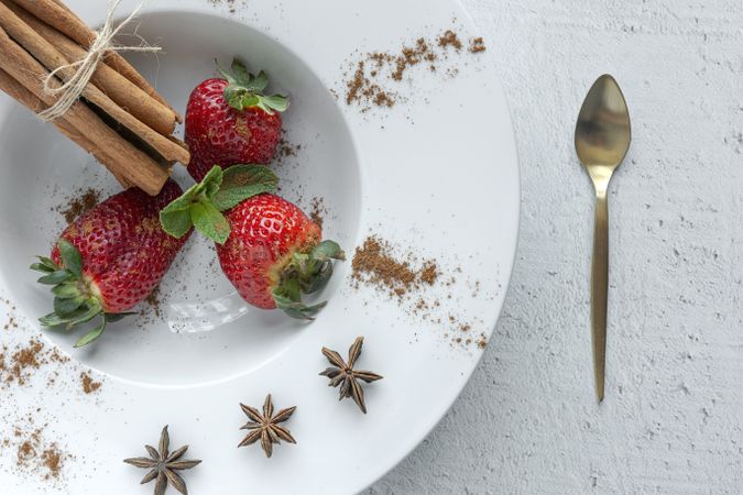 Strawberries with cinnamon and mint