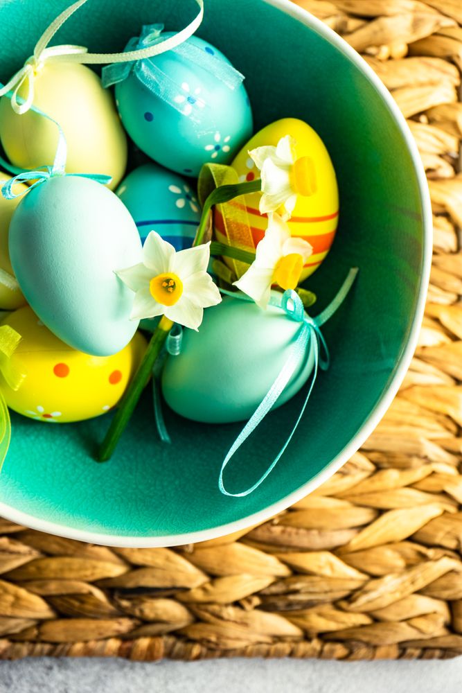 Easter frame concept with daffodils and eggs
