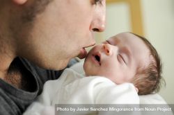 Father kissing infant bGV6A4