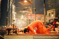Hindu men praying outdoor at night 4mKnW0