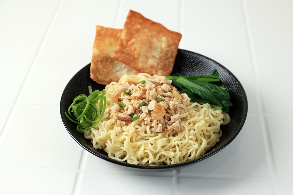 Indonesian Boiled  Noodle with Vegetables, Shredded Chicken, and Pangsit Crackers