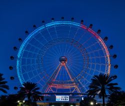 Large illuminated Ferris wheel at dusk in Orlando y0vgx5
