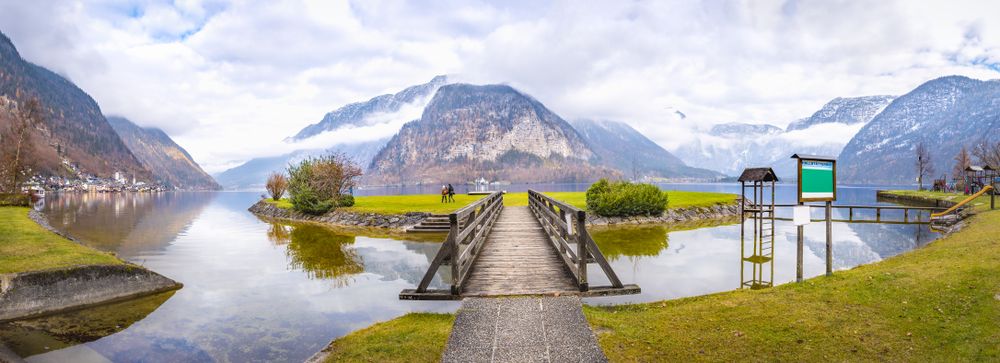 Hallstatter lake and the Alps