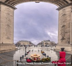 Paris on a rainy day, at the Arch of Triumph 0vdGo4