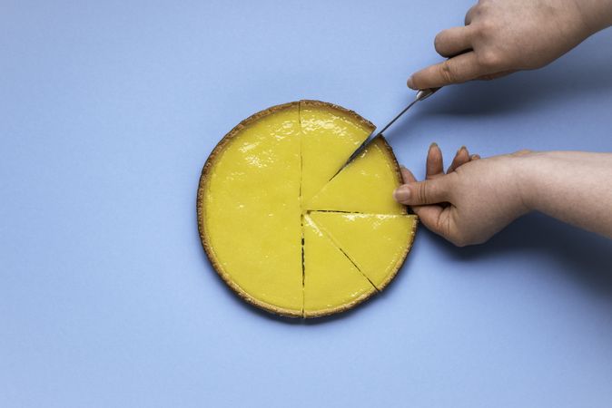 Cutting a lemon tart to serve
