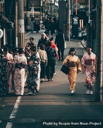 Groups of Japanese women in kimonos walking down the street in Osaka, Japan 489EKb