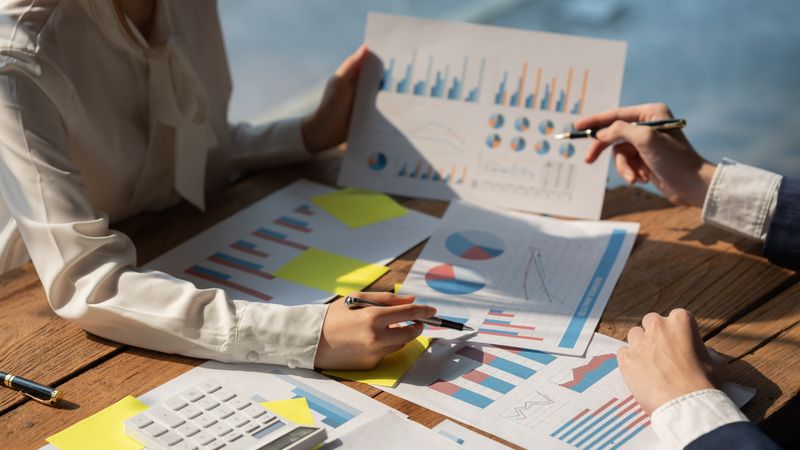 Business people share their experiences of collaboration usi