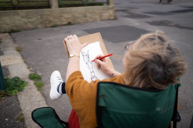 Back of woman's drawing board during art class outside