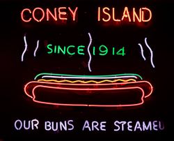 Neon sign at the Fort Wayne Famous Hot Dog shop in Fort Wayne, Indiana v5qWab