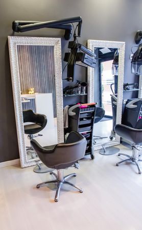 Salon chair in front of full length mirror