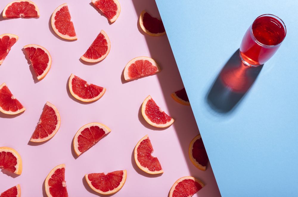 Grapefruit drink and fruit slices