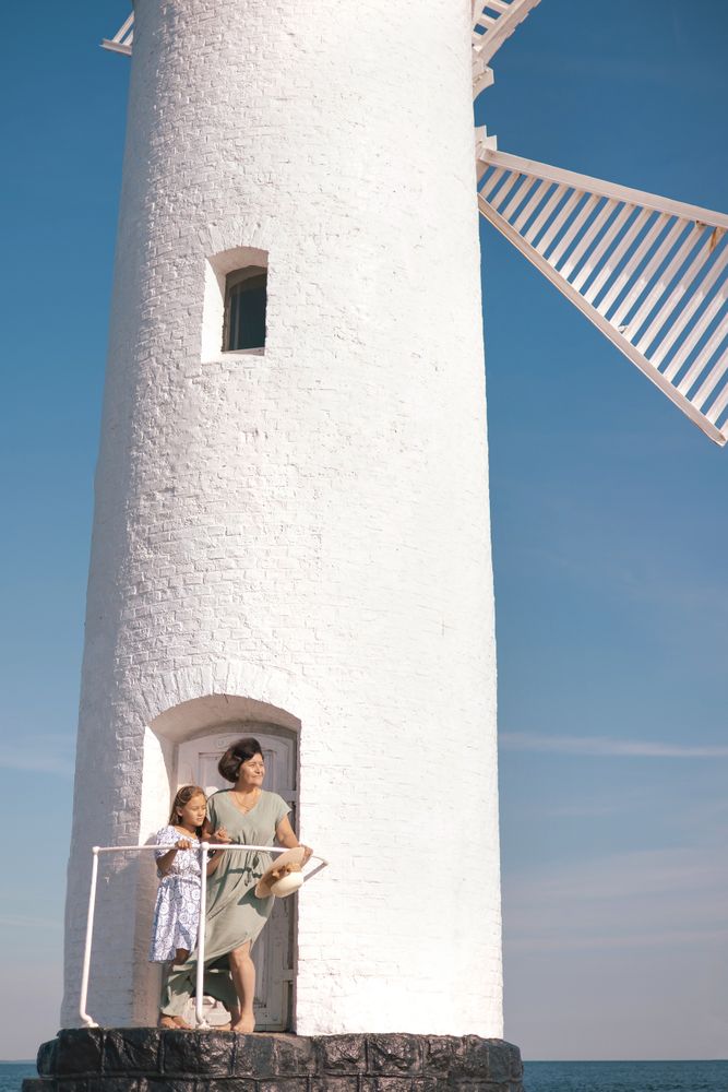 Lighthouse moment with mother and daughter