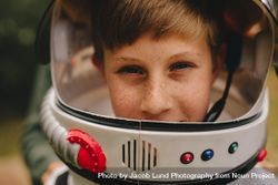 Boy playing astronaut with space helmet 4BoZMb