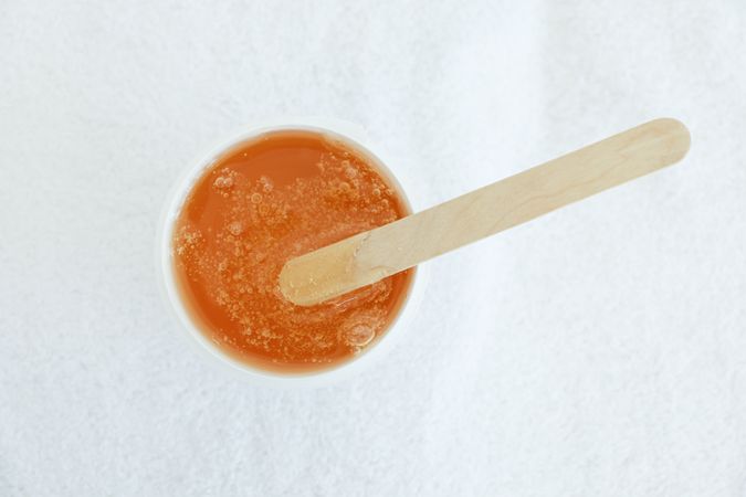 Liquid yellow paste for sugaring