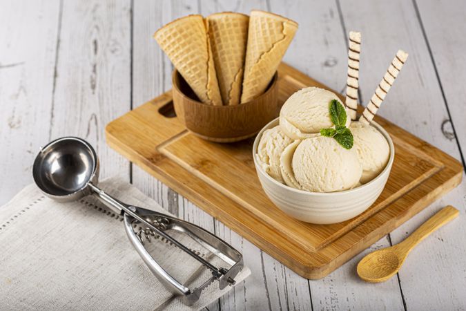 Bowl with vanilla ice cream balls.