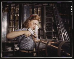 Inglewood, CA, USA - Oct 1942: Woman working in the control surface 0L1Ae5