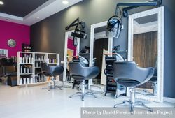 Interior of empty modern hair and beauty salon 5Rnq15