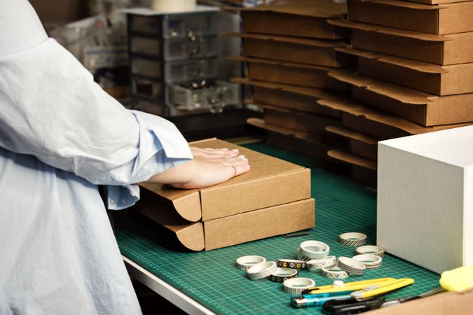 Packing goods in cardboard boxes