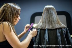 Hairdresser trimming ends of female client bEoMG5