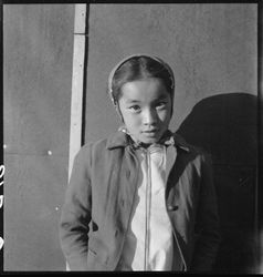 A young evacuee of Japanese ancestry at Manzanar Relocation Center, July 1942 0PBpN4