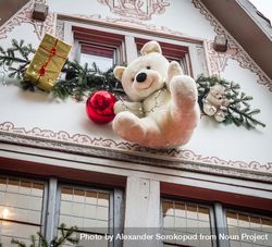 Outdoor Christmas decorations of big toy bear in Strasbourg, France 0LzyR4
