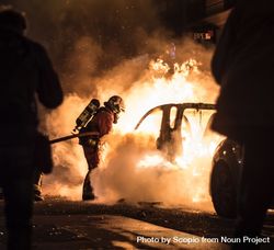 Firefighter extinguish fire in a car 5odLm4