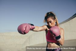 Female boxer practicing boxing 4mPye5