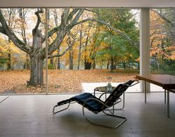 View of architect Mies van der Rohe's classic modernist Farnsworth House P4ZVN4