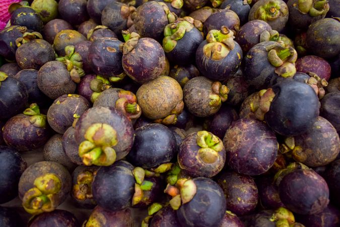 Loose passion fruits for sale in market