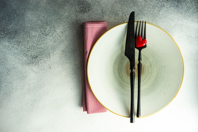 Ceramic plates with cutlery and heart decoration