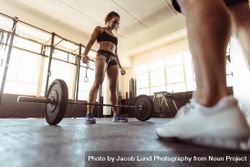 Healthy young woman working out with heavy weights 4NdX80