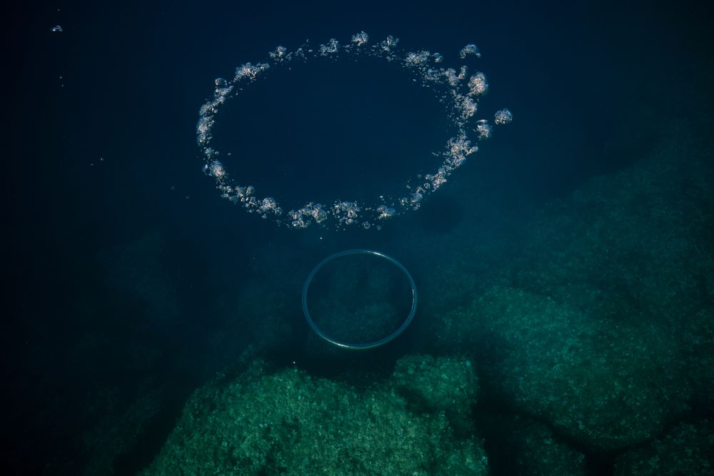Deep sea water with bubbles