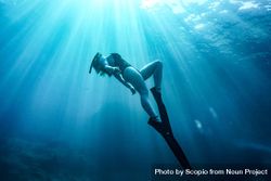 Woman in bathing suit under water bGBAX4