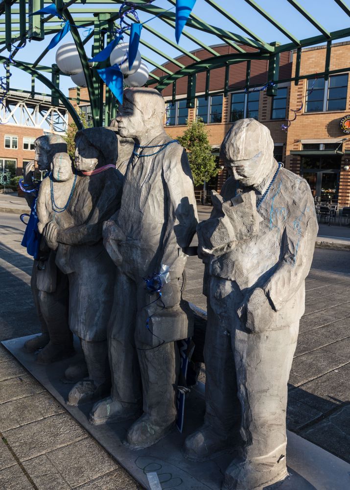 People Waiting for the Interurban, a 1978 cast aluminum sculpture, Seattle, Washington