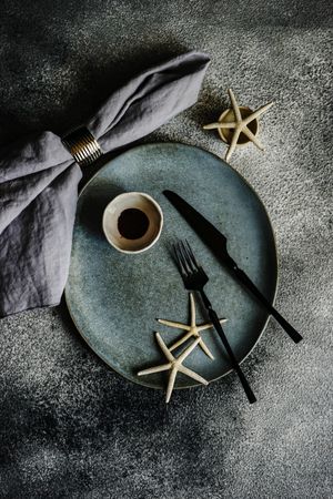 Grey plate table setting with star fish decor