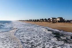 Beach houses on the Atlantic Ocean coast in Kitty Hawk, North Carolina A0yLnb