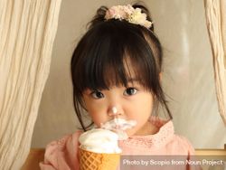 Young girl eating ice cream 56Eel0