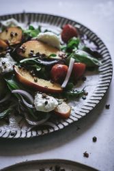 Salad with nectarines and crunchy lentils