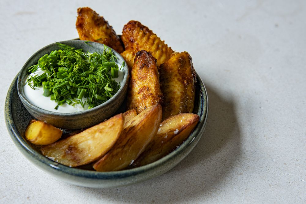 Chicken wings with dip and potatoe wedges