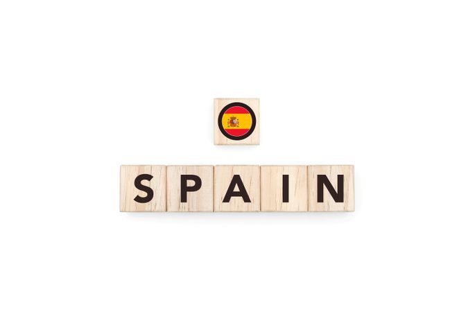 Wooden blocks bearing the name and flag of Spain.