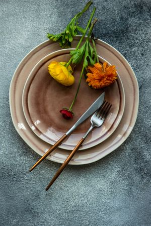 Chic table setting with buttercup flowers